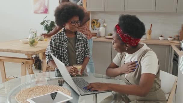 집에서 레모네이드를 만드는 노트북으로 일하는 아프리카 미국인 여성의 느림보 아파트에서 — 비디오