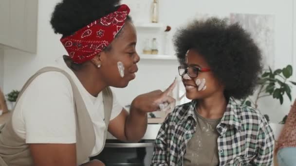 Medium Close Com Lentidão Mulher Afro Americana Sorridente Seu Filhinho — Vídeo de Stock