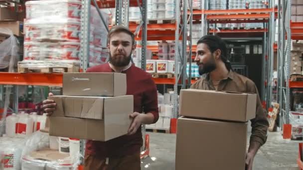 Langzame Tracking Shot Van Bebaarde Jonge Mannelijke Werknemers Dragen Dozen — Stockvideo