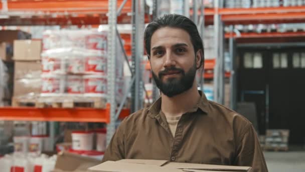 Slowmo Retrato Rastreamento Jovem Com Caixas Barba Segurando Sorrindo Para — Vídeo de Stock