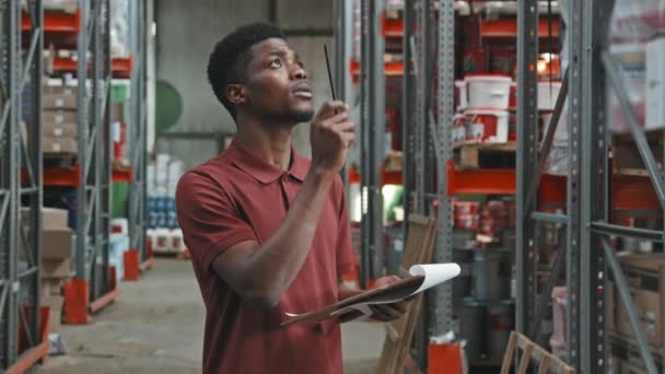 Langzaam Volgen Portret Van Afro Amerikaanse Man Supervisor Controleren Inventaris — Stockvideo