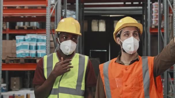 Seguimiento Lento Los Trabajadores Afroamericanos Caucásicos Chalecos Seguridad Sombreros Duros — Vídeo de stock