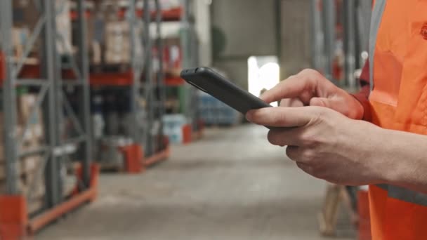 Lentidão Mão Mid Section Trabalhador Masculino Irreconhecível Usando Telefone Celular — Vídeo de Stock