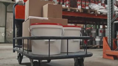 Sakallı, depo çalışanı, yük arabası ve eşya taşırken yavaş takibe alınmış.