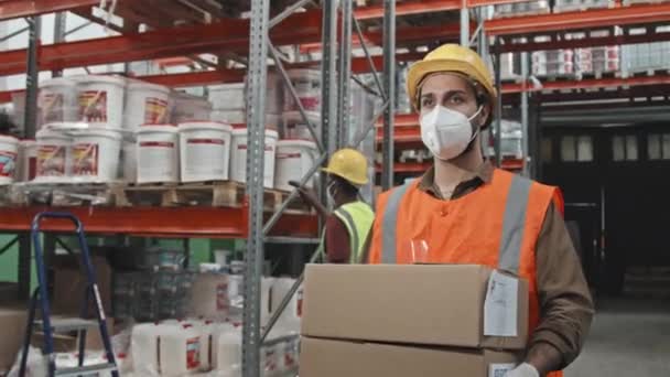 Slowmo Kamerafahrt Eines Männlichen Arbeiters Mit Bollenhut Warnweste Und Gesichtsmaske — Stockvideo
