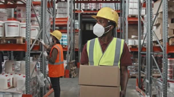 Langzame Tracking Van Afro Amerikaanse Mannelijke Werknemer Harde Hoed Veiligheidsvest — Stockvideo