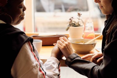 Mutlu Afrikalı kadın kız arkadaşını eliyle tutuyor.