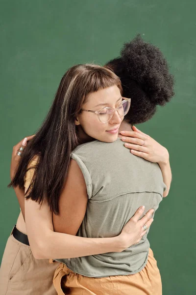 Birbirini kucaklayan iki kültürlü genç kadın. — Stok fotoğraf