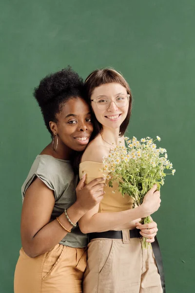 Två söta kärleksfulla flickvänner tittar på kameran — Stockfoto