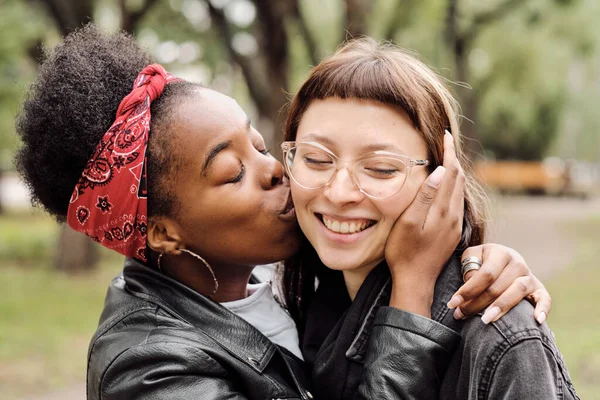 Amorousアフリカ女性接吻彼女のガールフレンドオン頬 — ストック写真