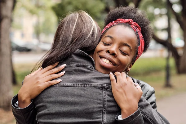 Glad ung afrikansk kvinna ger kram till sin flickvän — Stockfoto