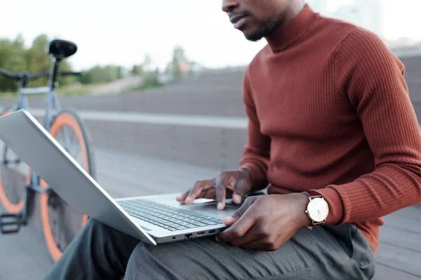 Элегантный бизнесмен с ноутбуком на коленях — стоковое фото