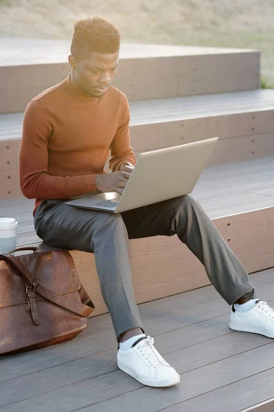 Σύγχρονος επιχειρηματίας ή φοιτητής που χρησιμοποιεί φορητό υπολογιστή σε εξωτερικούς χώρους — Φωτογραφία Αρχείου