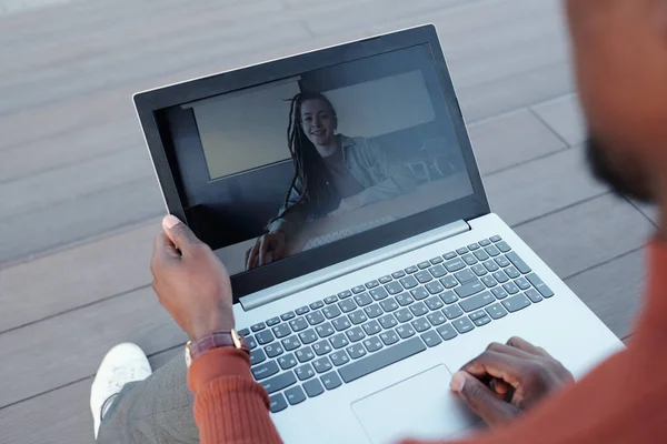 Jonge vrouw op laptop scherm communiceren met Afrikaanse man — Stockfoto