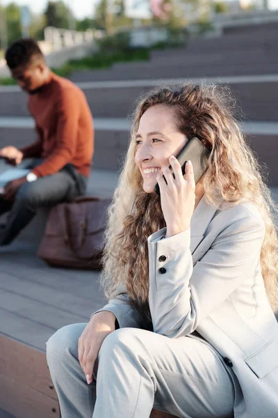 Joyeux jeune femme parlant sur smartphone en plein air — Photo