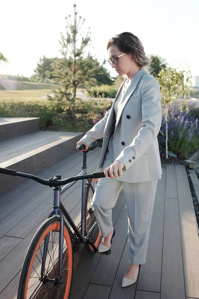 Ung attraktiv affärskvinna att få på cykel i trappan — Stockfoto