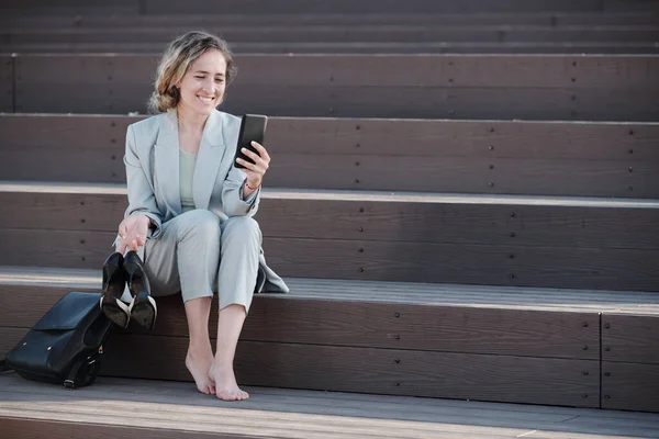 Glada affärskvinna i elegant kostym som kommunicerar i videochatt — Stockfoto