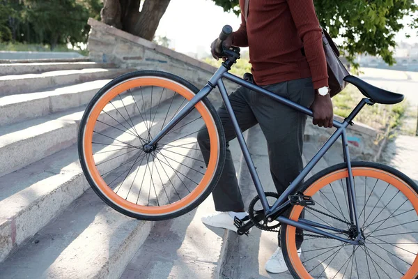 Vue latérale de la section basse du jeune homme avec vélo — Photo