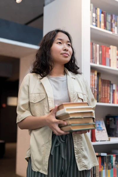 Современный студент со стопкой книг — стоковое фото
