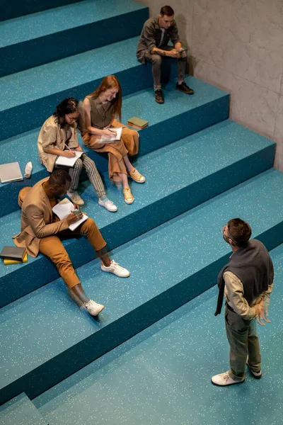 Çalışkan öğrencilerden oluşan bir grup defterden notlar alıyor. — Stok fotoğraf