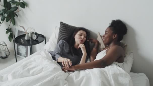 Suivi Main Lente Jeunes Femmes Blanches Afro Américaines Gaies Couchées — Video