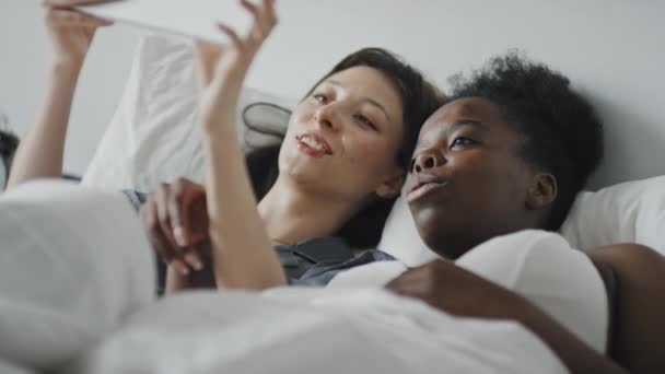Slowmo Średni Strzał Szczęśliwej Wieloetnicznej Pary Lesbijek Leżącej Rano Łóżku — Wideo stockowe