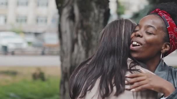 Slowmo Rastreamento Tiro Mulher Afro Americana Feliz Sua Namorada Caucasiana — Vídeo de Stock