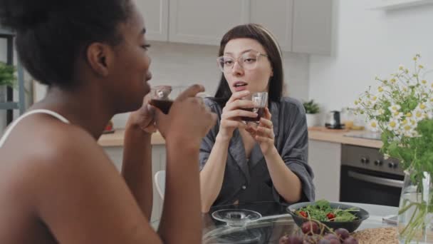 Sabahları Rahat Bir Mutfakta Kahvenin Tadını Çıkarırken Gülümseyen Sohbet Eden — Stok video