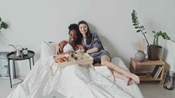 Retrato Dolly Slow Shot Mujeres Afroamericanas Caucásicas Felices Sentadas Cama — Vídeo de stock