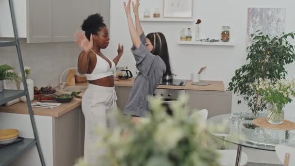 Slowmo Відстежує Знімок Щасливої Багатоетнічної Лесбійської Пари Обіймає Танцює Кухні — стокове відео