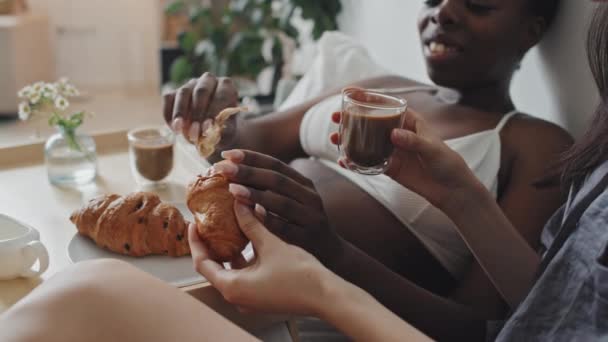 Sabahları Yatakta Dinlenen Kız Arkadaşına Kruvasan Yediren Neşeli Afro Amerikan — Stok video