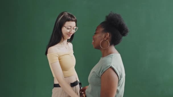 Slowmo Plan Moyen Jeune Femme Caucasienne Heureuse Petite Amie Afro — Video