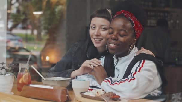 Kafenin Penceresinden Çekilen Yavaş Bir Portre Çok Irklı Mutlu Lezbiyen — Stok video