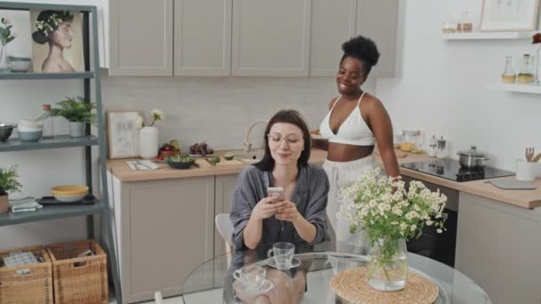 Handheld Slowmo Schot Van Afro Amerikaanse Vrouw Glimlachen Gieten Koffie — Stockvideo