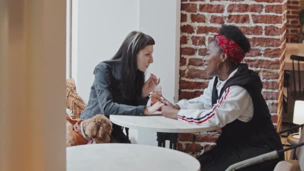 Medium Shot Happy Caucasian Woman African American Girlfriend Sitting Table — Stock Video
