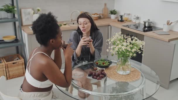 Langzaam Schot Van Mooie Lesbische Paar Zitten Aan Keukentafel Chatten — Stockvideo