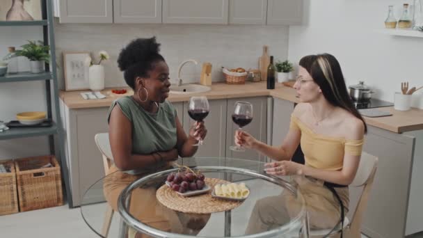 Handheld Slowmo Happy African American Woman Her Caucasian Girlfriend Sitting — Stock Video