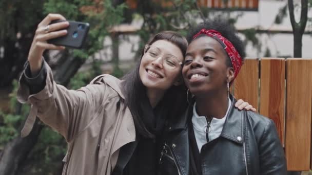 Lassú Kézifegyveres Felvétel Boldog Kaukázusi Fiatal Nőről Afro Amerikai Barátnőjéről — Stock videók
