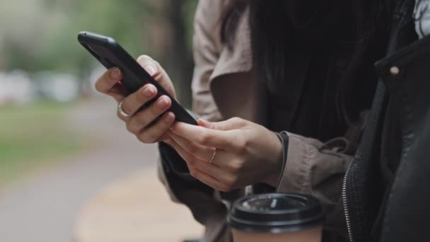 Gros Plan Avec Une Section Médiane Femmes Méconnaissables Utilisant Téléphone — Video