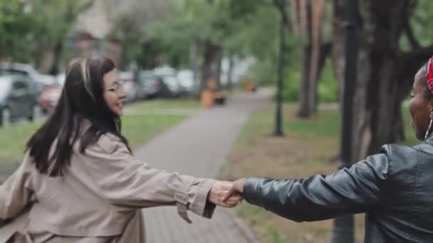 Slow Tracking Van Gelukkig Lesbisch Paar Lachen Dansen Knuffelen Tijdens — Stockvideo