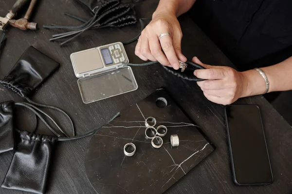 View Unrecognizable Jeweler Sitting Table Packing Ring Leather Bag Cutomer — Stock Photo, Image