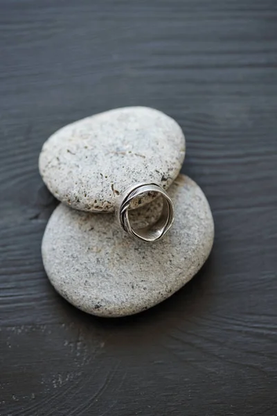 Ontwerpers Ring op kiezelstenen — Stockfoto