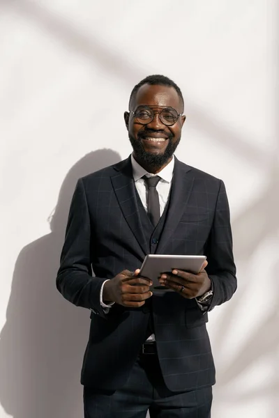 Succesvolle zakenman in elegant pak die je met een glimlach aankijkt — Stockfoto