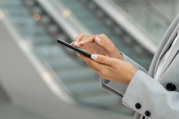 Händer unga samtida affärskvinna rulla i smartphone — Stockfoto