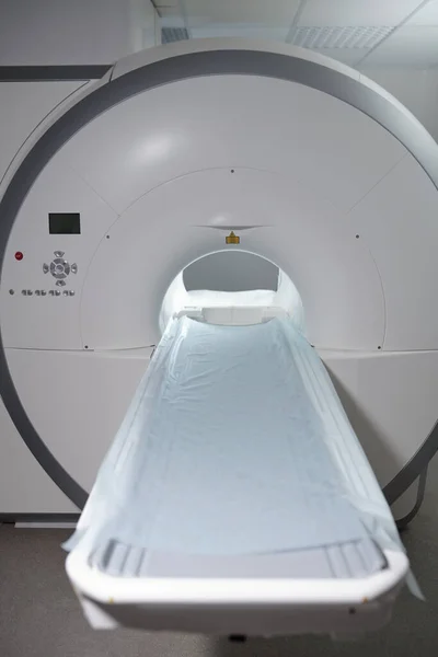 Equipamentos modernos de varredura por ressonância magnética em clínicas ou hospitais — Fotografia de Stock