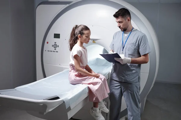 Radiologista sério fazendo receita para a menina — Fotografia de Stock