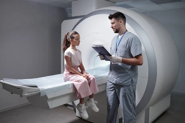 Radiologista contemporâneo consultando pouco paciente — Fotografia de Stock