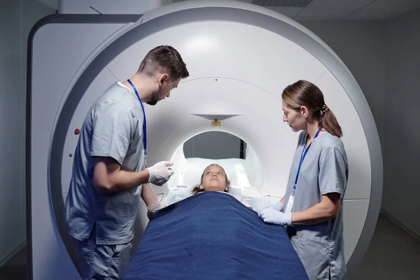 Radiologistas consultando a menina antes do exame de ressonância magnética — Fotografia de Stock