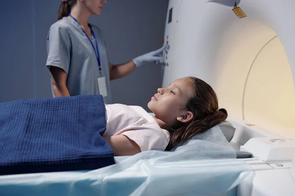 Чарівна маленька дівчинка проходить комп'ютерну томографію огляд — стокове фото