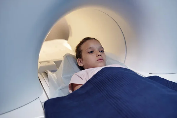 Schattig kind bedekt met blauwe handdoek gaat medisch onderzoek ondergaan — Stockfoto